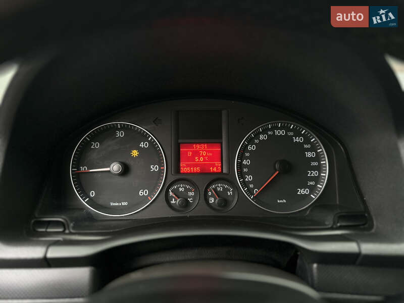 Хэтчбек Volkswagen Golf 2004 в Сваляве