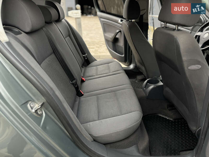 Хэтчбек Volkswagen Golf 2004 в Сваляве