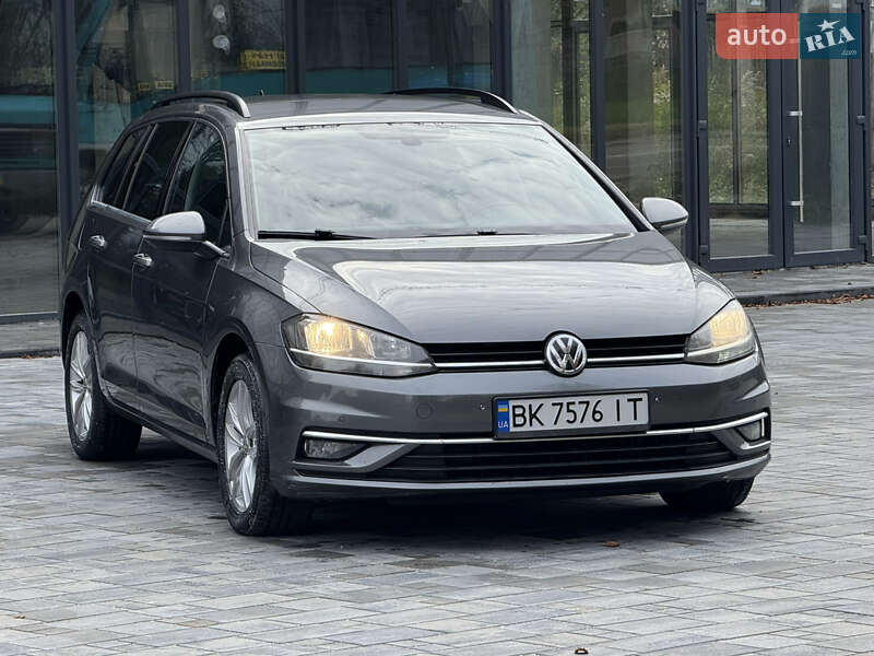 Універсал Volkswagen Golf 2017 в Рівному
