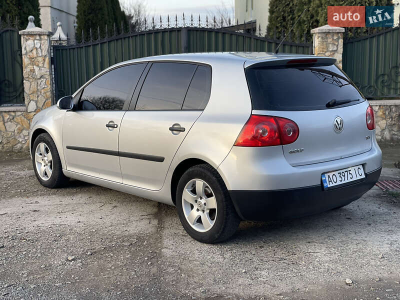 Хэтчбек Volkswagen Golf 2005 в Виноградове