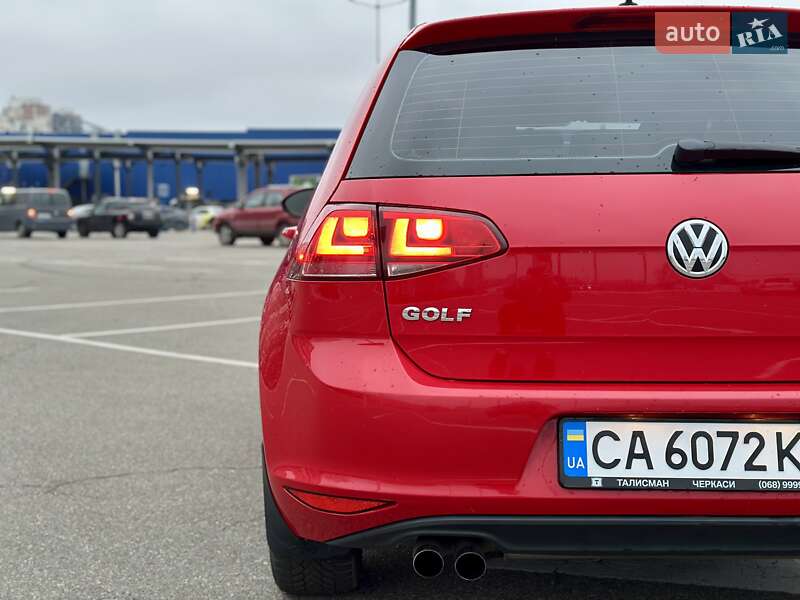 Хэтчбек Volkswagen Golf 2015 в Киеве