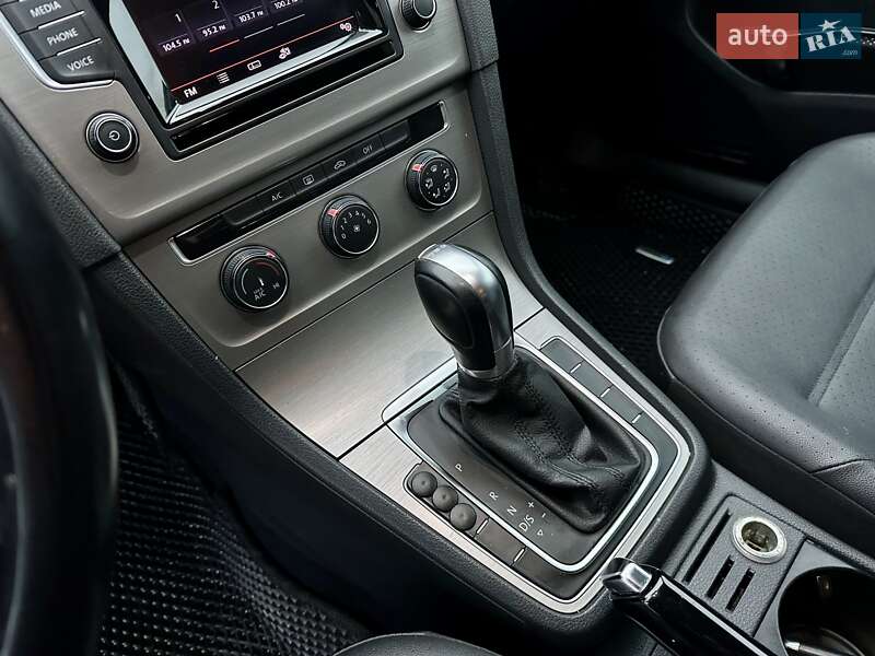 Хэтчбек Volkswagen Golf 2015 в Киеве