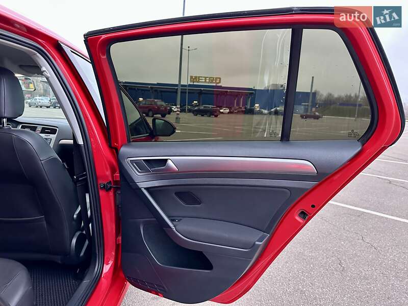 Хэтчбек Volkswagen Golf 2015 в Киеве