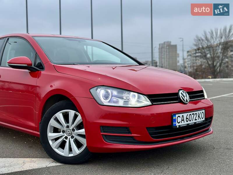 Хэтчбек Volkswagen Golf 2015 в Киеве