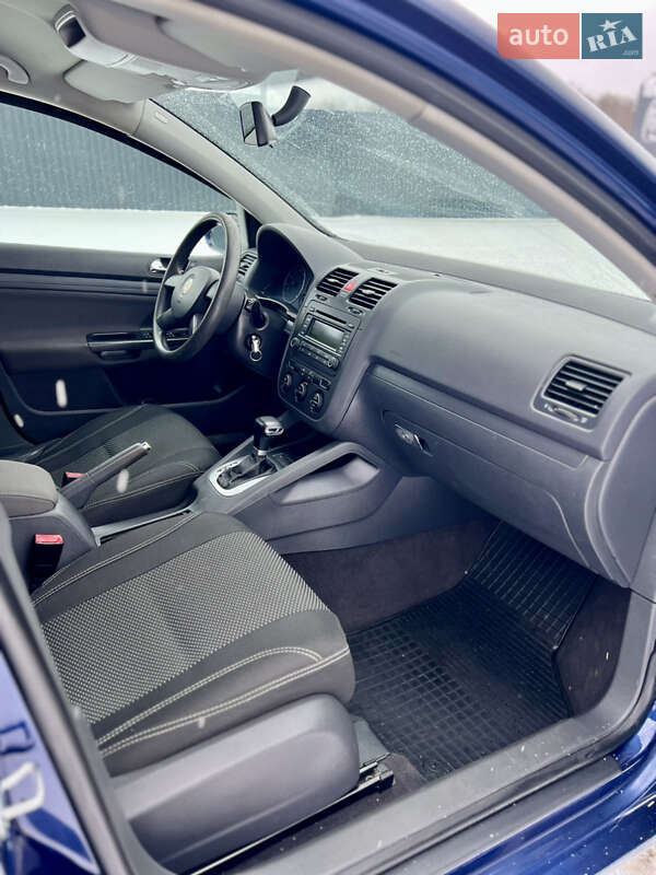 Хетчбек Volkswagen Golf 2005 в Харкові