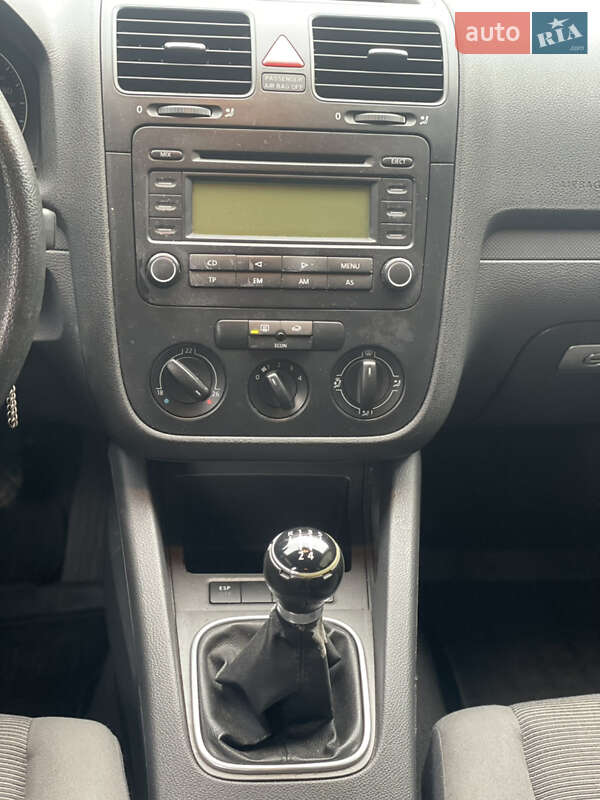 Хэтчбек Volkswagen Golf 2005 в Виноградове