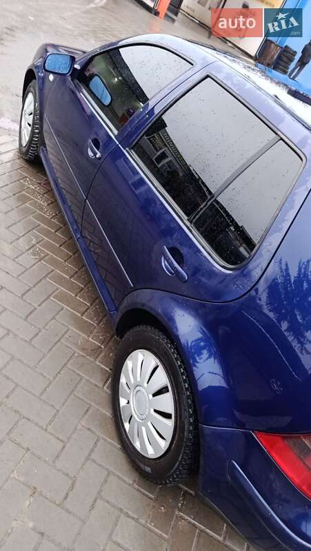 Хэтчбек Volkswagen Golf 2002 в Корсуне-Шевченковском