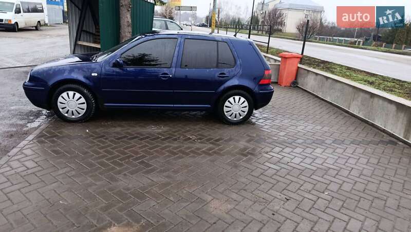 Хэтчбек Volkswagen Golf 2002 в Корсуне-Шевченковском