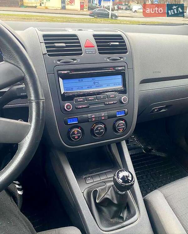 Хетчбек Volkswagen Golf 2004 в Харкові