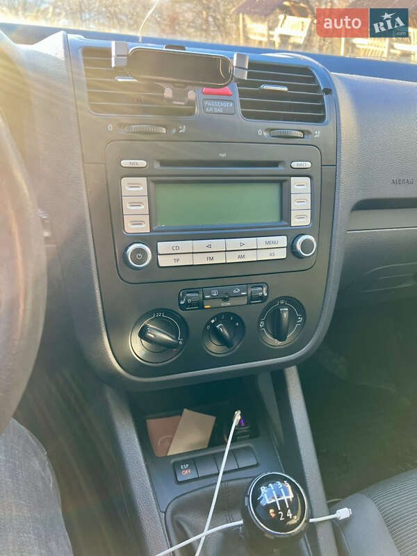 Хетчбек Volkswagen Golf 2003 в Долині