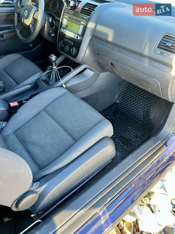 Хетчбек Volkswagen Golf 2003 в Долині