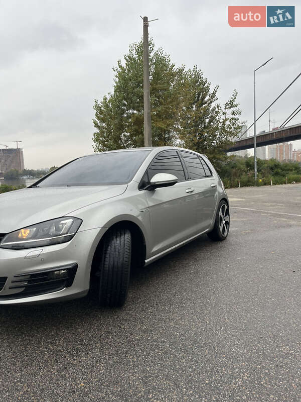 Хетчбек Volkswagen Golf 2014 в Києві