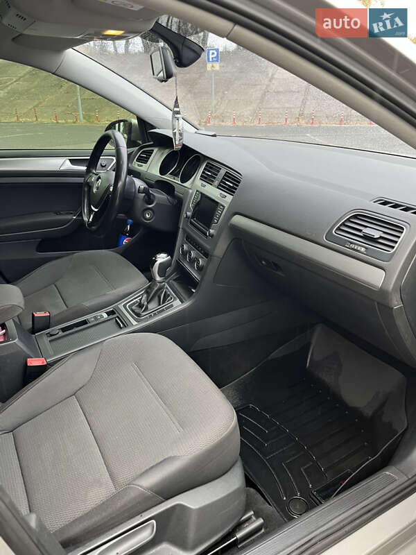 Хетчбек Volkswagen Golf 2014 в Києві