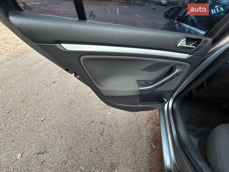 Універсал Volkswagen Golf 2011 в Чернігові