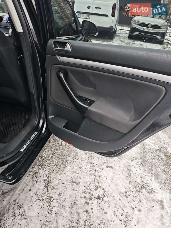 Хетчбек Volkswagen Golf 2006 в Києві