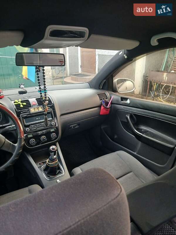 Хетчбек Volkswagen Golf 2005 в Вознесенську