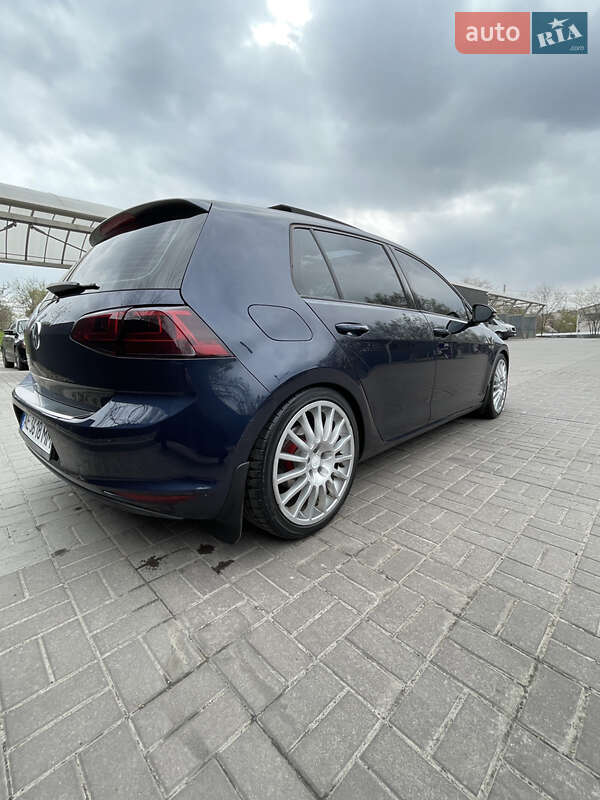 Хетчбек Volkswagen Golf 2015 в Дніпрі