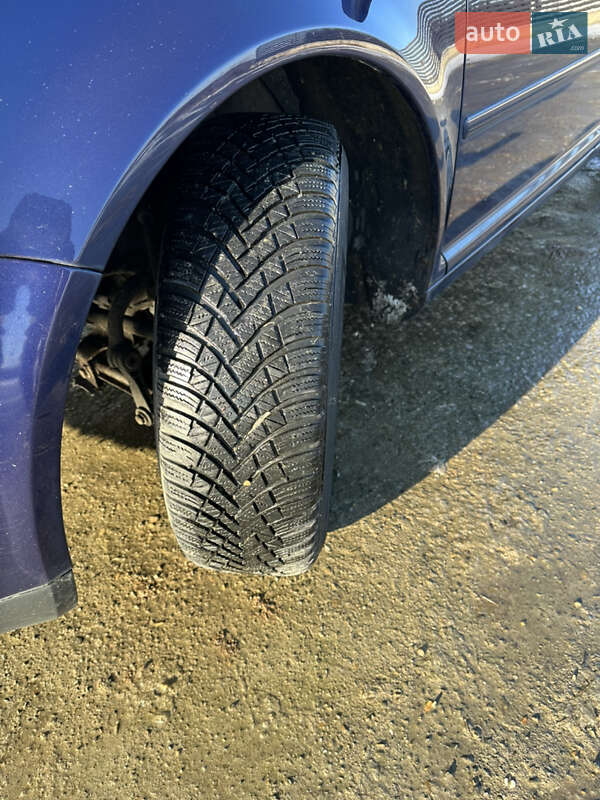 Хетчбек Volkswagen Golf 2002 в Чернівцях