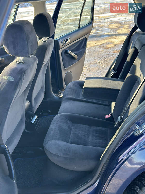 Хетчбек Volkswagen Golf 2002 в Чернівцях