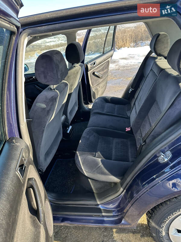 Хетчбек Volkswagen Golf 2002 в Чернівцях