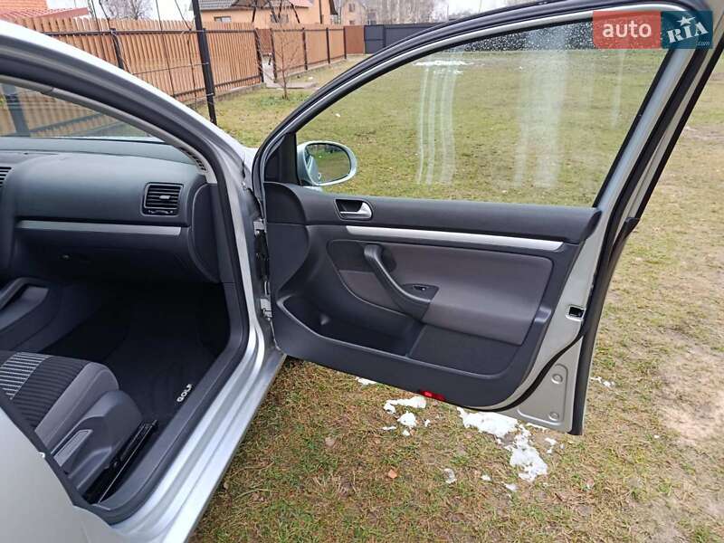 Хетчбек Volkswagen Golf 2008 в Луцьку