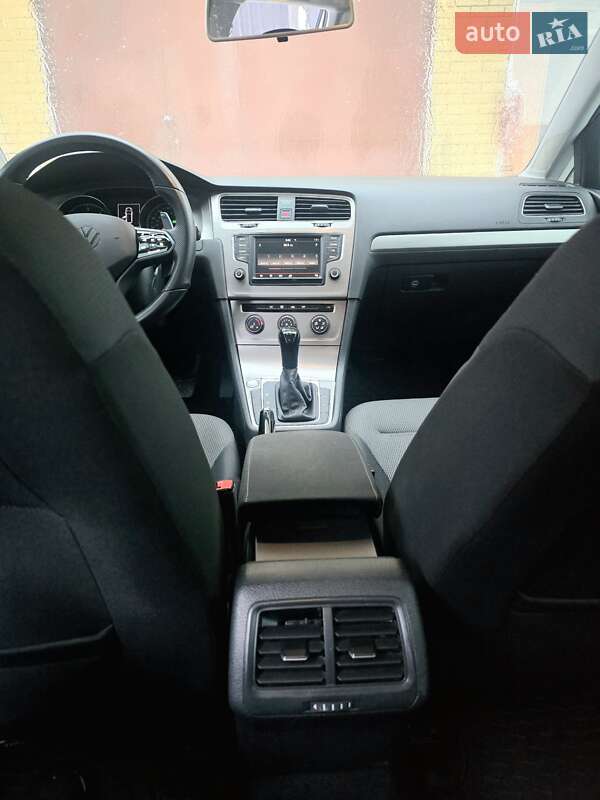 Універсал Volkswagen Golf 2015 в Дніпрі