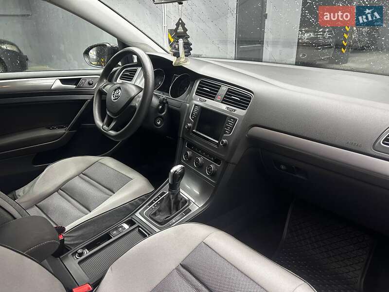 Универсал Volkswagen Golf 2016 в Черновцах