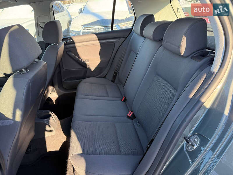 Хетчбек Volkswagen Golf 2005 в Коломиї