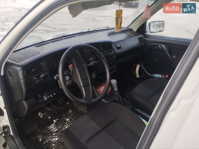 Хетчбек Volkswagen Golf 1992 в Березному