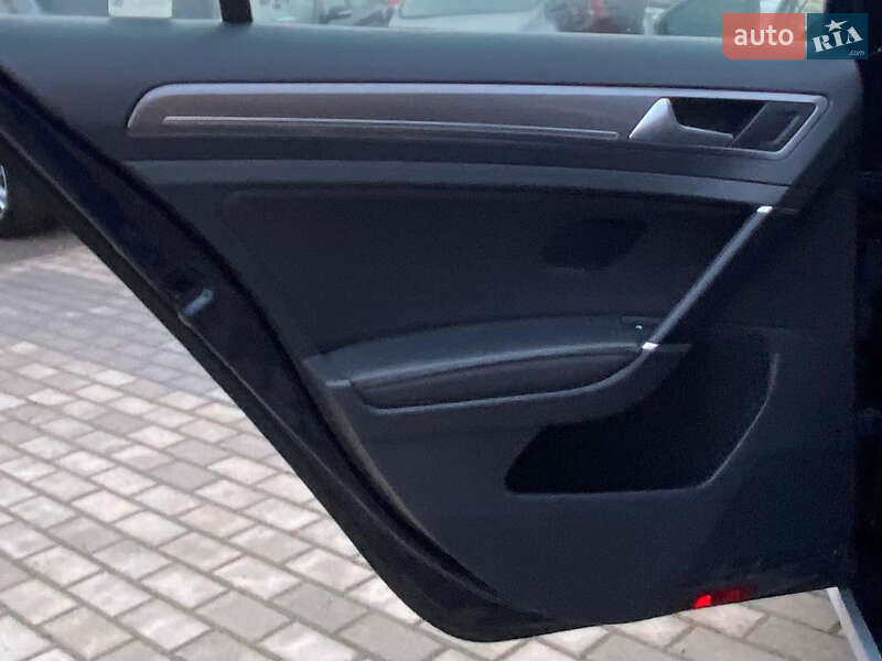 Універсал Volkswagen Golf 2017 в Рівному