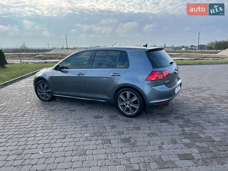 Хетчбек Volkswagen Golf 2016 в Городку