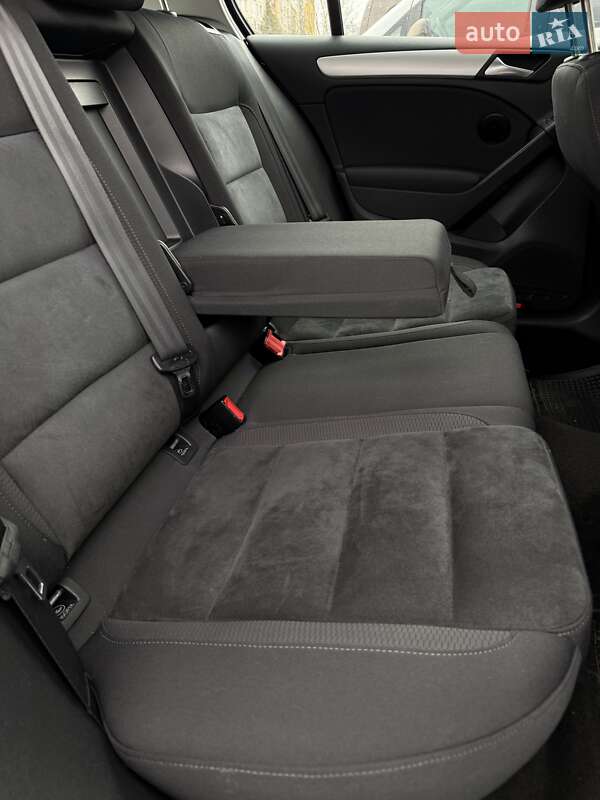 Хетчбек Volkswagen Golf 2010 в Ужгороді