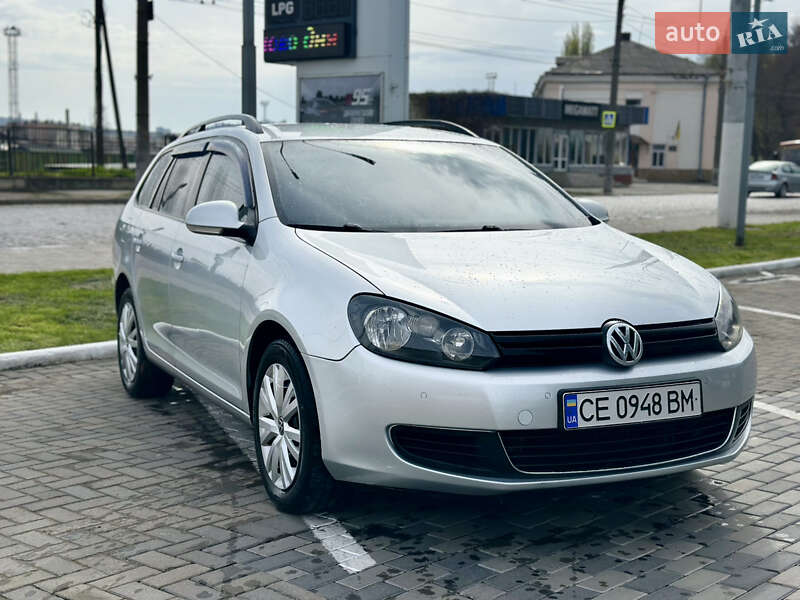 Універсал Volkswagen Golf 2010 в Чернівцях