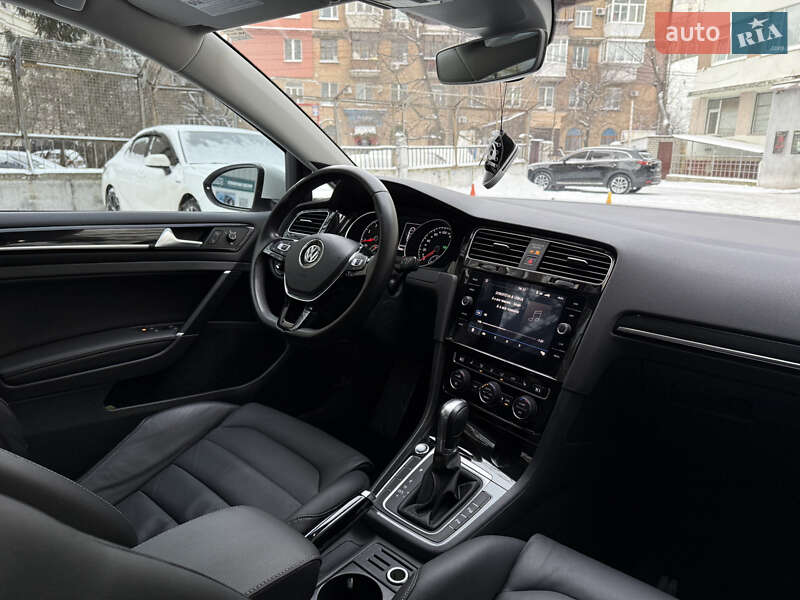 Хетчбек Volkswagen Golf 2018 в Києві