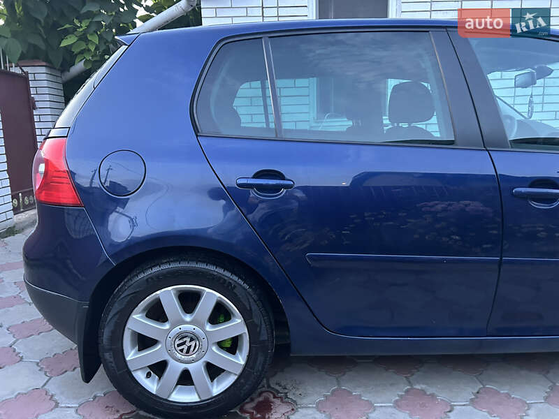 Хетчбек Volkswagen Golf 2004 в Гайсину
