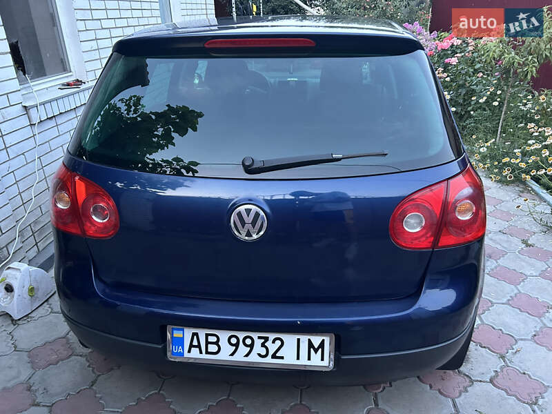 Хетчбек Volkswagen Golf 2004 в Гайсину