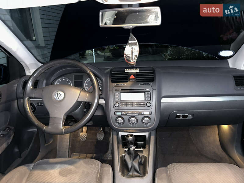 Хетчбек Volkswagen Golf 2004 в Гайсину