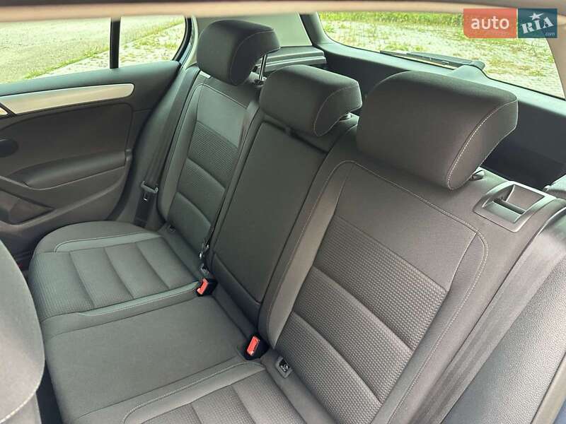 Хетчбек Volkswagen Golf 2011 в Стрию