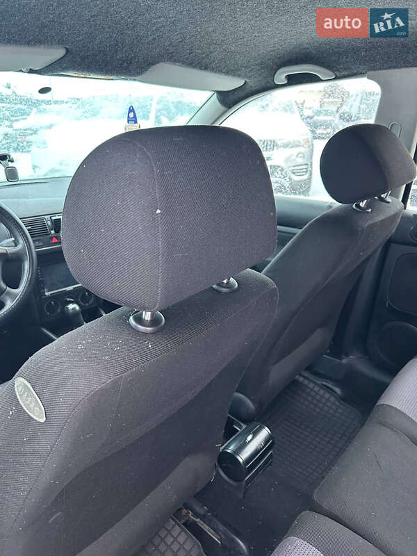 Хетчбек Volkswagen Golf 2000 в Стрию