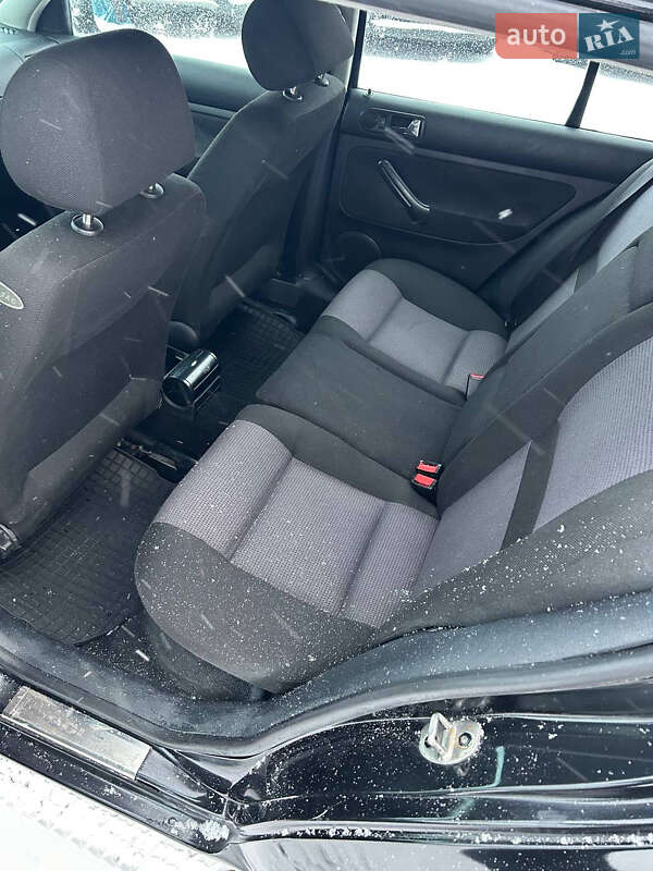 Хетчбек Volkswagen Golf 2000 в Стрию