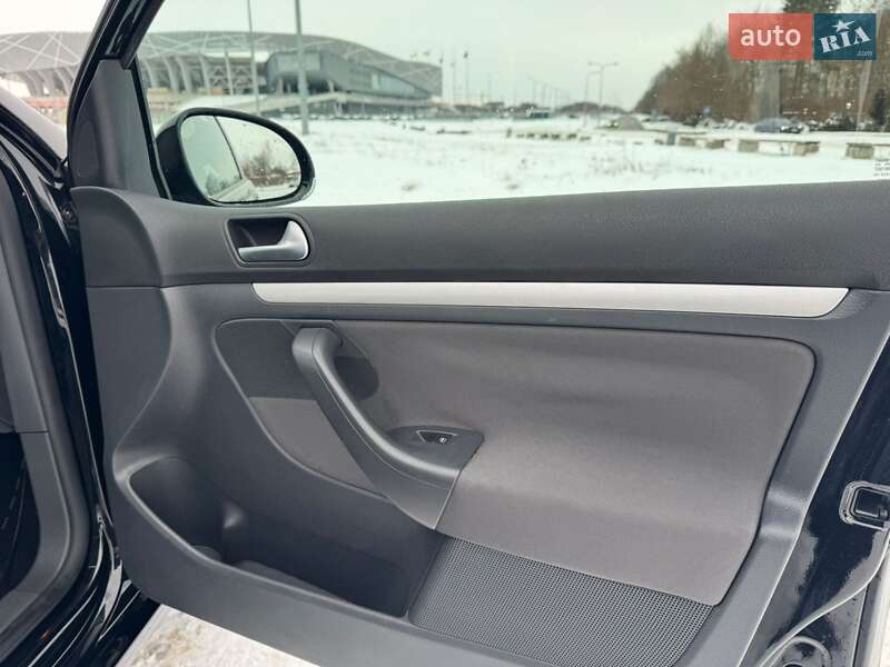 Хетчбек Volkswagen Golf 2008 в Львові