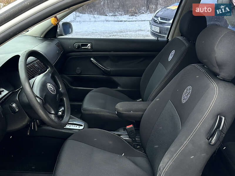 Хэтчбек Volkswagen Golf 1999 в Остроге