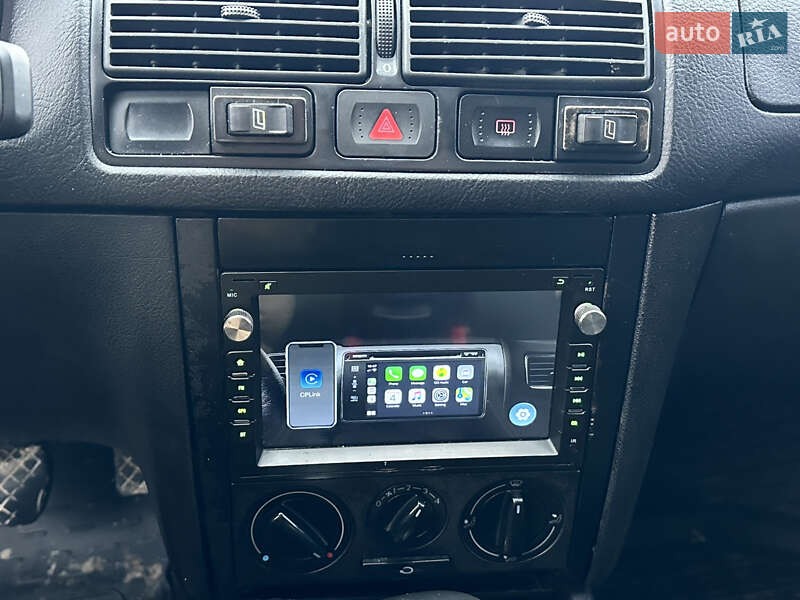 Хэтчбек Volkswagen Golf 1999 в Остроге