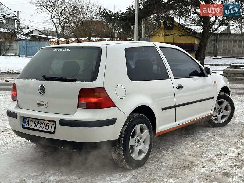 Хэтчбек Volkswagen Golf 1999 в Остроге