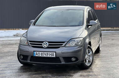Хетчбек Volkswagen Golf 2005 в Сваляві