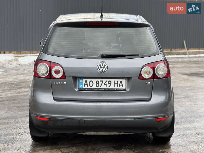 Хэтчбек Volkswagen Golf 2005 в Сваляве