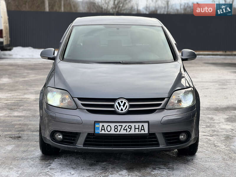 Хэтчбек Volkswagen Golf 2005 в Сваляве