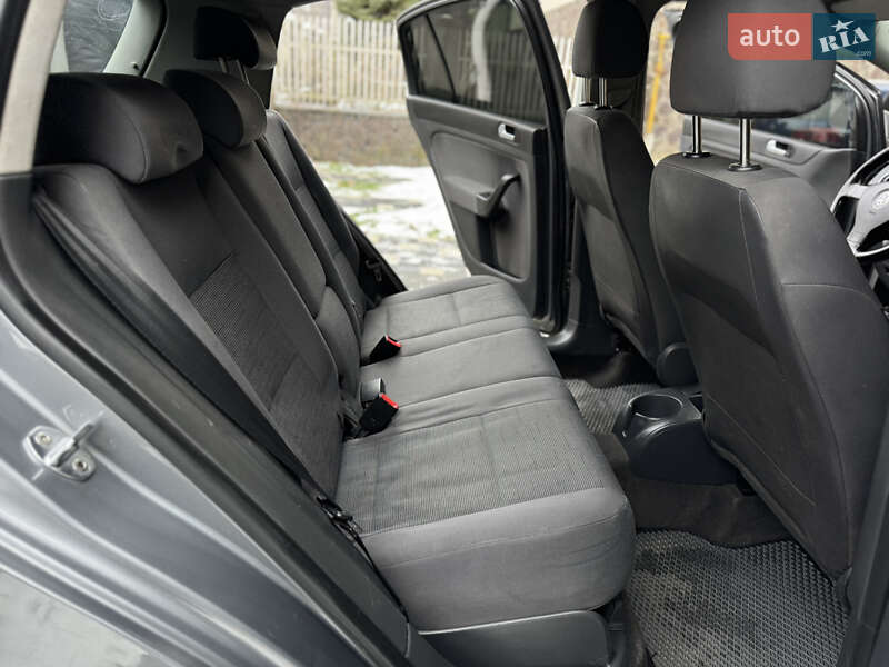 Хэтчбек Volkswagen Golf 2005 в Сваляве