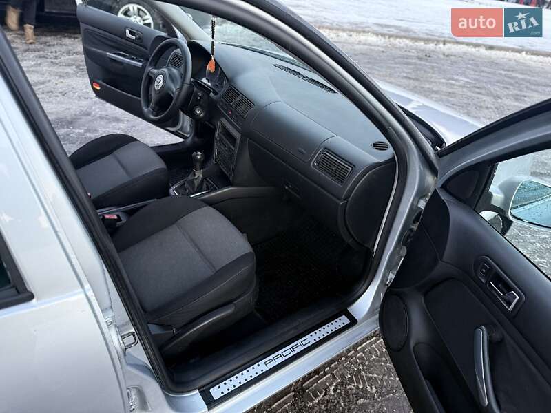 Универсал Volkswagen Golf 2003 в Ровно