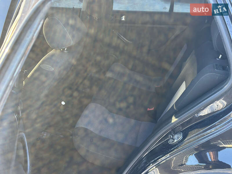 Хетчбек Volkswagen Golf 2003 в Львові